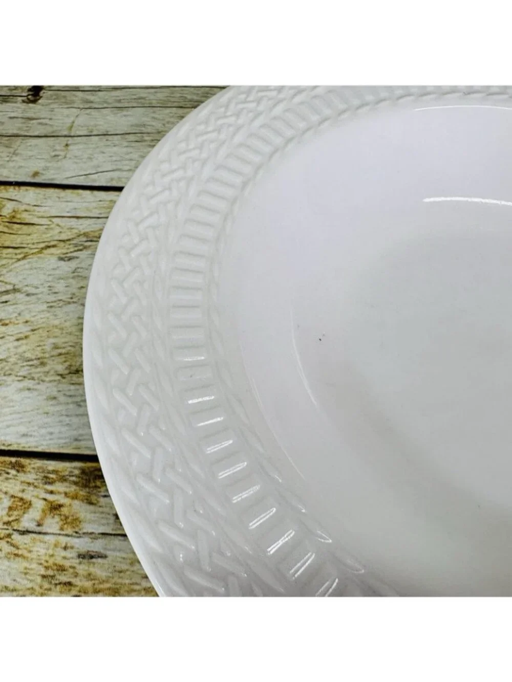 Livingquarters LIQ10 White Embossed Basketweave Rimmed 9